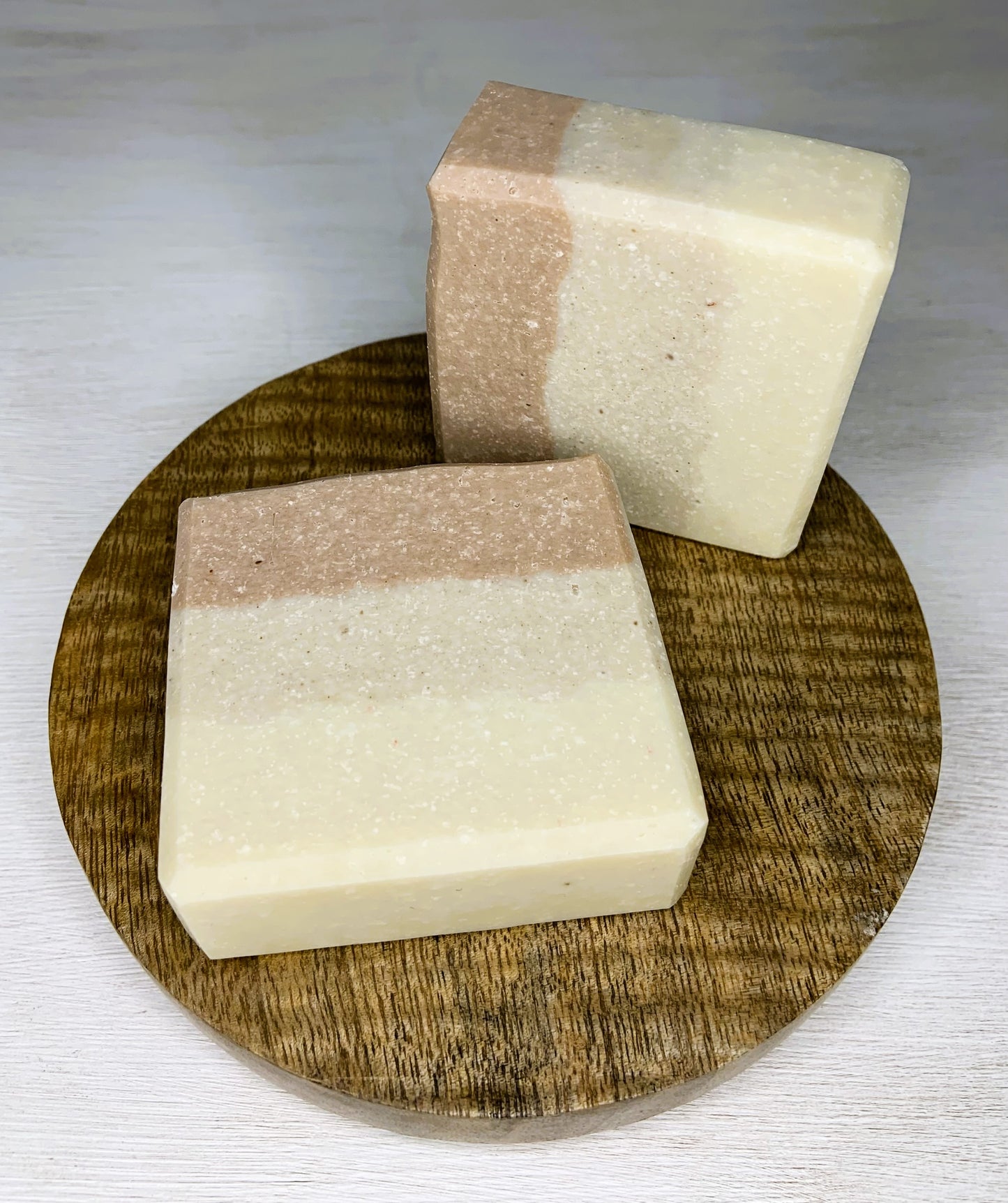 Experience the purifying power of nature with our Desert sand natural soap, crafted with three clays: Kaolin White, Red, and Ghassoul.