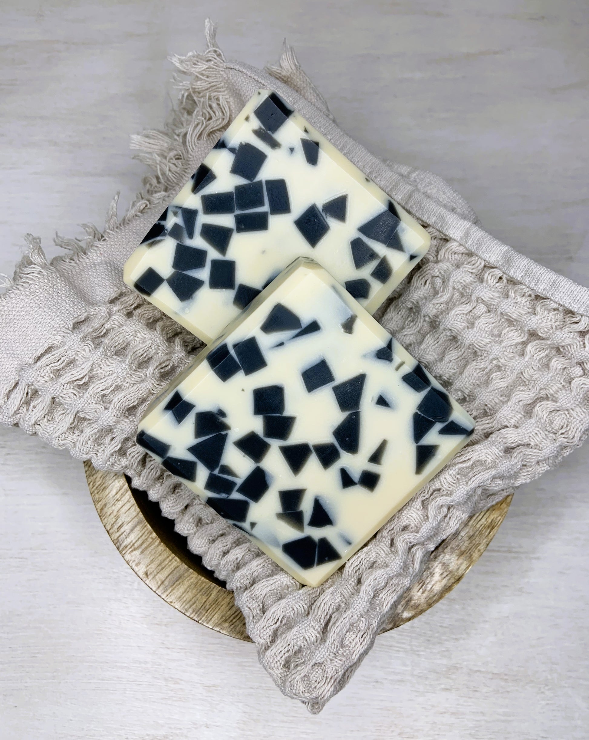 Experience the luxury of our natural soap, expertly crafted with detoxifying activated charcoal for a smooth, clean feel and gentle exfoliation. Dive into the stylish fusion of two timeless colors: black and white