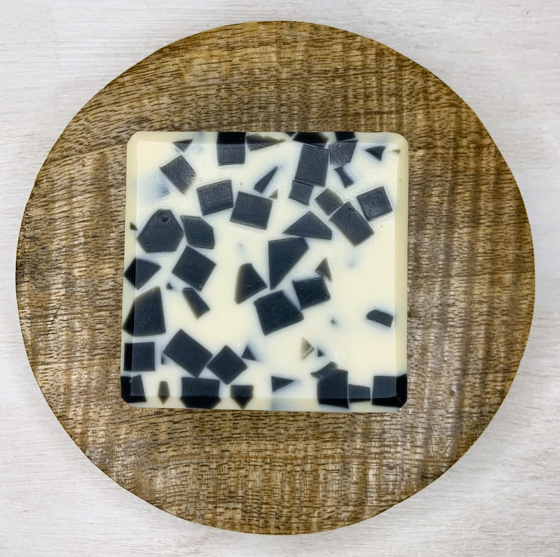 Experience the luxury of our natural soap, expertly crafted with detoxifying activated charcoal for a smooth, clean feel and gentle exfoliation. Dive into the stylish fusion of two timeless colors: black and white