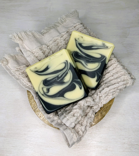 Discover the natural elegance of our Panda Marble natural soap, a luxurious blend of kaolin clay and activated charcoal. 